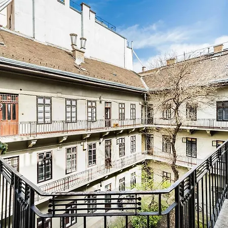 Corbie Downtown * Budapeste